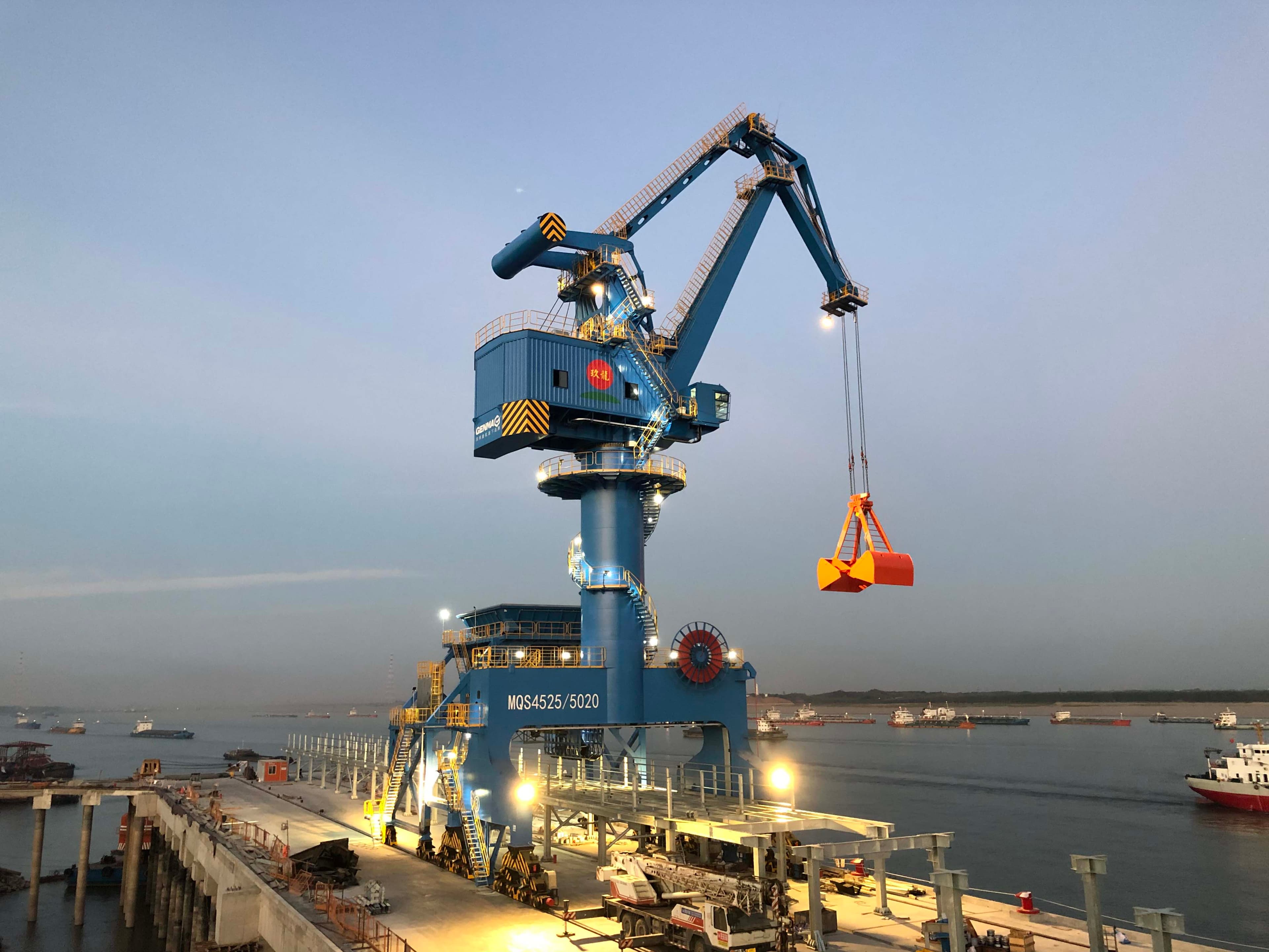 Cẩu LLC (Lever Luffing Portal Crane)